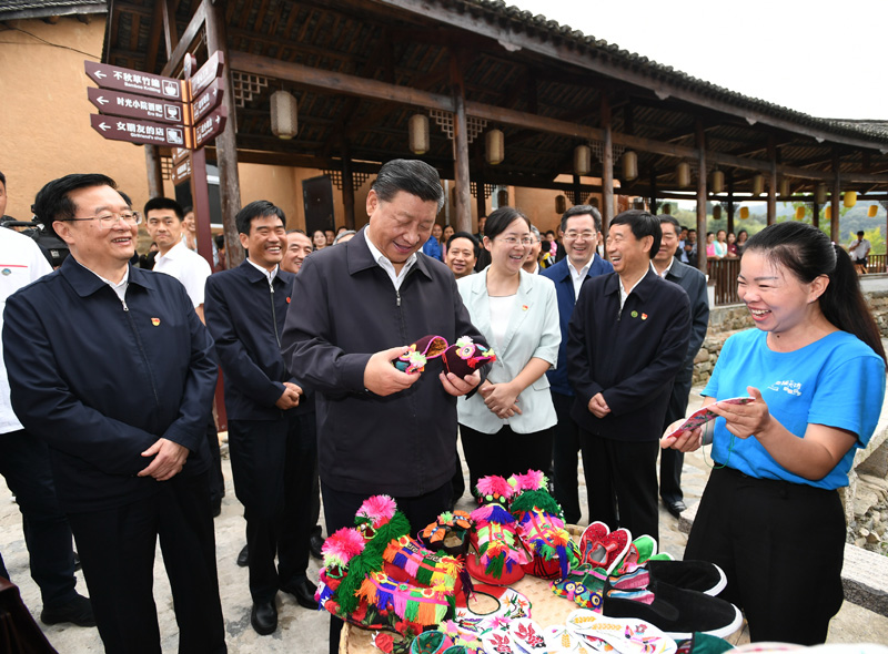 　　9月16日至18日，中共中央總書記、國家主席、中央軍委主席習(xí)近平在河南考察。這是16日下午，習(xí)近平在信陽市新縣田鋪鄉(xiāng)田鋪大塆考察調(diào)研。 新華社記者 謝環(huán)馳 攝