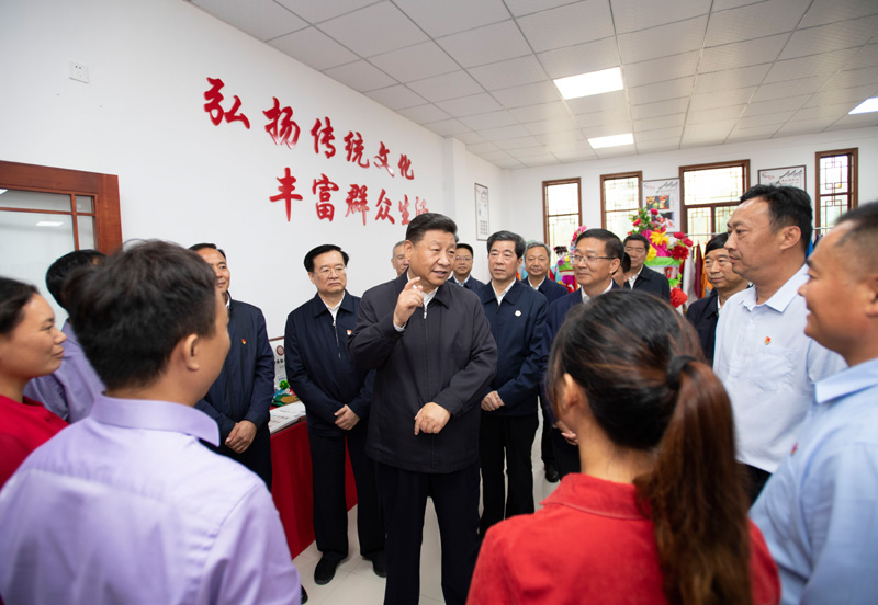 9月16日至18日，中共中央總書記、國家主席、中央軍委主席習(xí)近平在河南考察。這是17日上午，習(xí)近平在信陽市光山縣文殊鄉(xiāng)東岳村文化接待中心，同當(dāng)?shù)孛撠氈赂粠ь^人親切交流，勉勵(lì)他們帶動更多鄉(xiāng)親們致富。新華社記者 謝環(huán)馳 攝