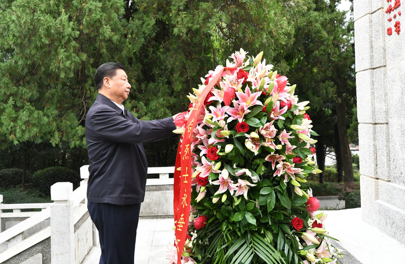 　　9月16日至18日，中共中央總書記、國家主席、中央軍委主席習(xí)近平在河南考察。這是16日下午，習(xí)近平來到位于信陽市新縣的鄂豫皖蘇區(qū)首府烈士陵園，瞻仰革命烈士紀(jì)念碑，向革命先烈敬獻(xiàn)花籃。 新華社記者 謝環(huán)馳 攝