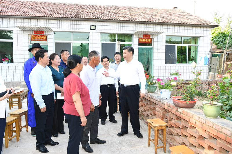 7月15日至16日，中共中央總書記、國家主席、中央軍委主席習(xí)近平在內(nèi)蒙古考察并指導(dǎo)開展“不忘初心、牢記使命”主題教育。這是15日下午，習(xí)近平在赤峰市喀喇沁旗河南街道馬鞍山村村民張國利家，同基層干部群眾代表親切交流。