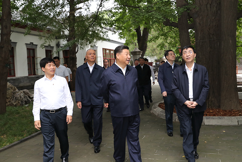 9月12日，中共中央總書記、國家主席、中央軍委主席習(xí)近平視察中共中央北京香山革命紀(jì)念地。這是習(xí)近平瞻仰雙清別墅。