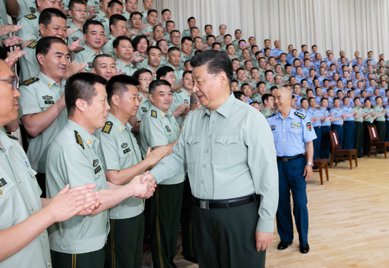 8月22日，中共中央總書記、國家主席、中央軍委主席習(xí)近平到空軍某基地視察。這是習(xí)近平親切接見駐甘肅部隊(duì)副師職以上領(lǐng)導(dǎo)干部和團(tuán)級(jí)單位主官。