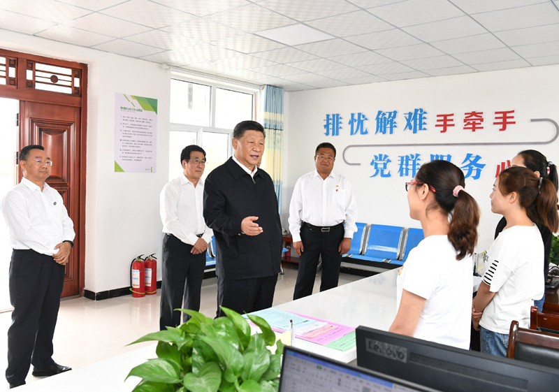 8月19日至22日，中共中央總書(shū)記、國(guó)家主席、中央軍委主席習(xí)近平在甘肅考察。這是21日上午，習(xí)近平在武威市古浪縣黃花灘生態(tài)移民區(qū)富民新村黨群服務(wù)中心考察。